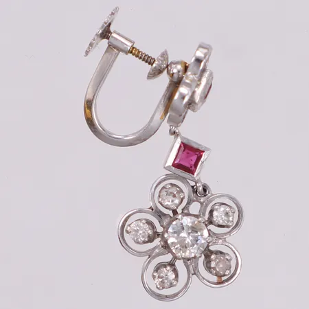 Udda örhänge med röda stenar samt diamanter 1xca0,30ct, 5xca0,03ct, längd 30,6mm, bredd 5,2-13,5mm, skruvlås,18K Vikt: 4 g