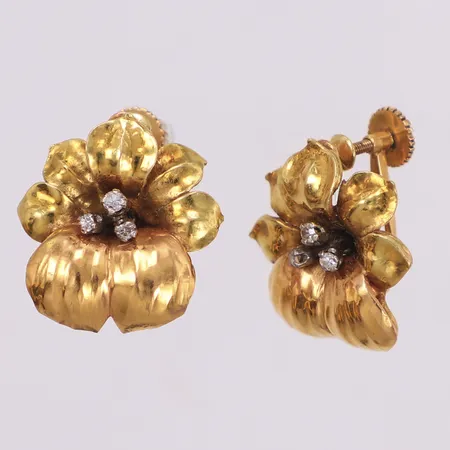 Ett par örhängen blomdekor med diamanter 6xca0,001ct, längd 20,4mm, bredd 18,7mm, skruvlås, 18K Vikt: 8,1 g