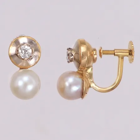 Ett par örhängen med odlade pärlor Ø7,3mm samt diamanter 2xca0,12ct, längd 15,4mm, bredd7,8mm, skruvlås,18K Vikt: 5,4 g