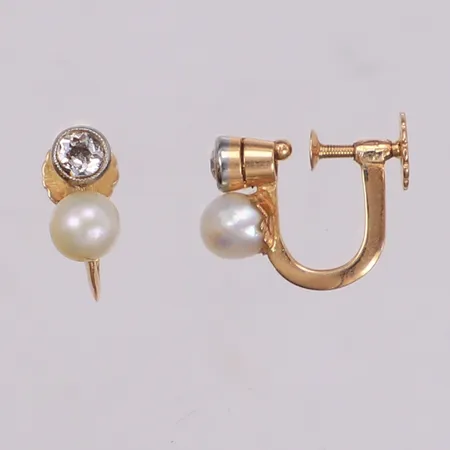 Ett par örhängen med odlade pärlor Ø4,8mm samt diamanter 2xca0,16ct, längd 12,4mm, bredd4,8mm, skruvlås,18K Vikt: 2,1 g