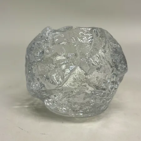 Ljuslykta, Ø9cm, höjd 7,5cm, Snöboll, design Ann Wolff år 1973, Kosta Boda, klarglas Skickas med paket.