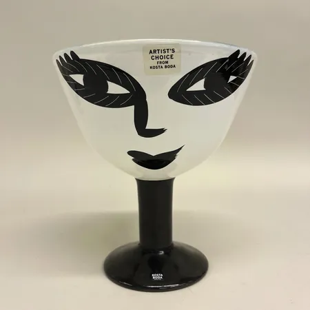 Skål på fot, höjd 19cm, Ø18cm, Open Minds, Artist Choice, signerad Ulrika Hydman- Vallien #7050714, etikettmärkt Kosta Boda, svart/vitt glas Skickas med postpaket.