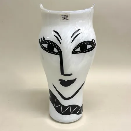 Vas, höjd 35cm, Open Minds, Artist Choice, signerad Ulrika Hydman Vallien #7040622, litet färgbortfall, etikettmärkt Kosta Boda, svart/vitt glas  Skickas med postpaket.