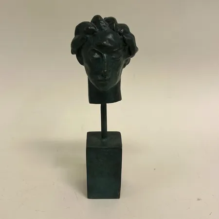 Skulptur, höjd 17,5cm, reproduktion efter Carl Milles (1875-1955), märkt Millesgården samt gjutarmärkt FFA Fondeur, grönpatinerad brons, slitage på näsa, repa och färgbortfall på postament 