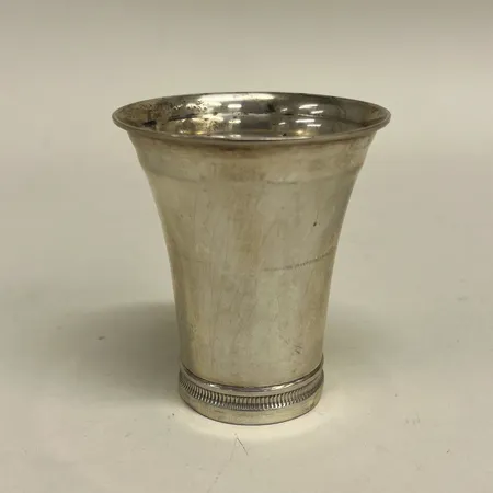 Bägare, höjd 8cm, CGH, år 1934, nr 153180, bucklor, 830/1000 silver Vikt: 44 g