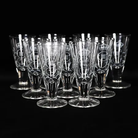 Nio snapsglas, Gustaf III:s monogram, klarglas, höjd 8cm, modern tillverkning. Skickas med paket.