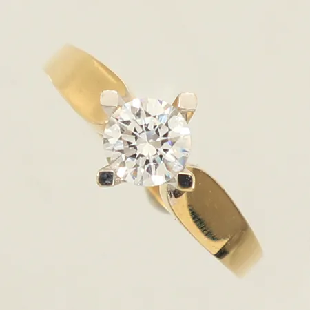 Ring med vit sten, stl 18½, bredd 2,4-8,5mm, ostämplad, 14K Vikt: 3,4 g