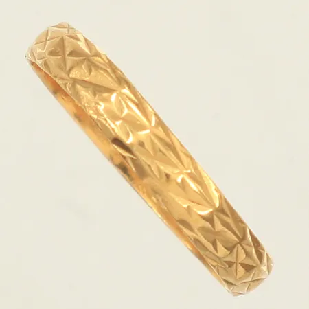 Ring, stl 19¼, bredd 3,3mm, skev, gravyr, 18K Vikt: 1,8 g