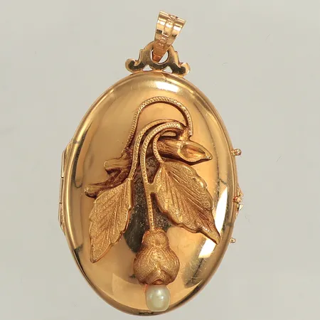 Medaljong, organisk dekor, pärla, längd 44mm, bredd 25,7mm, Guldvaruaktiebolaget G. Dahlgren & Co Ab, år 1946, 18K Vikt: 8,8 g