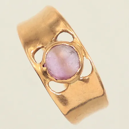 Ring med lila sten, stl 17¼, bredd 2,4-8,5mm, löst infattad skadad sten, 18K  Vikt: 4,1 g