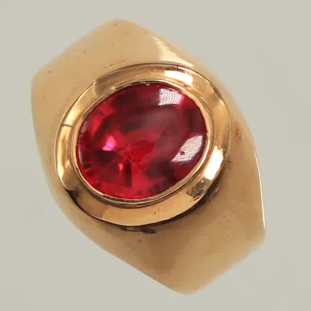 Ring, rubin, stl 16¾, bredd 4,5-13,1mm, Guld-Service S Hein, år 1974, 18K Vikt: 5 g