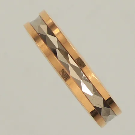 Ring, stl 17, bredd 4,5mm, gravyr, 18K  Vikt: 4,9 g