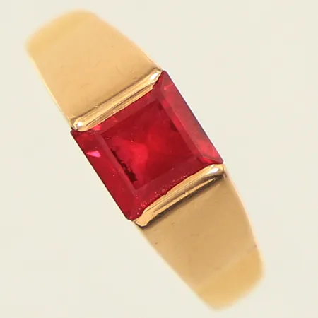 Ring, rubin, stl 16¾, bredd 3,3-6,5mm, omgjord, ovandel 18K, skev i skena, 23K, bruttovikt 4,4g Vikt: 4,4 g