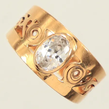 Ring, genombruten dekor, vit sten, slitna fasetter, stl 17¼, bredd 5,1-9,9mm, skev i skena, 18K Vikt: 4,1 g