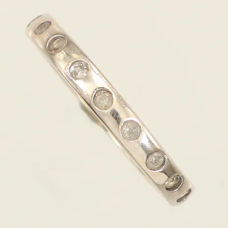 Ring med stenar, stl 16¾, bredd 2,5mm, vitguld, ostämplad, 18K  Vikt: 2,1 g
