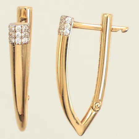 Ett par örhängen, vita stenar längd 22,6mm, bredd 3,6mm, 14K Vikt: 3,2 g
