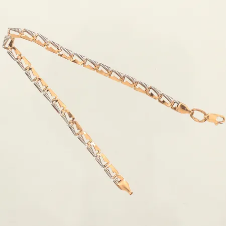 Armband, längd 17cm, bredd 3,7mm, tvåfärgat, defekt, 14K  Vikt: 2,7 g