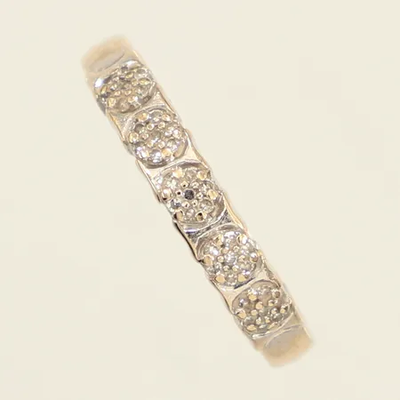 Ring med diamanter 35x ca 0,005ct 8/8-slipade, stl 16½, bredd 2,4-3,3mm, GHA, behov av omrodiering, vitguld, 18K  Vikt: 2,7 g