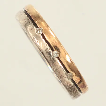 Ring med diamanter 3x ca 0,01ct, stl 16, bredd 4mm, förgylld detalj, GHA, repig, 925/1000 silver  Vikt: 4,2 g