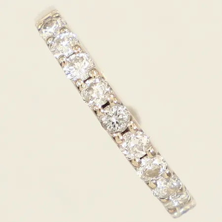 Ring med diamanter 10x ca 0,04ct, stl 16¼, bredd ca 2mm, vitguld, repig, 14K Vikt: 1,6 g