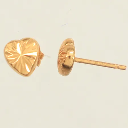 Ett par örhängen, hjärtan, längd 5,9mm, bredd 5,4mm, en snurrebuss saknas, 18K