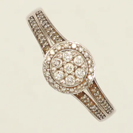  Ring med diamanter 7x ca 0,02ct, 50x ca 0,005ct 8/8-slipade, stl 19, bredd 1,8-8,4mm, vitguld, GHA, 18K  Vikt: 3,7 g