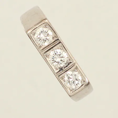 Ring med diamanter 3x ca 0,13ct, stl 14¾, bredd 3-4,6mm, vitguld, 18K  Vikt: 7,9 g