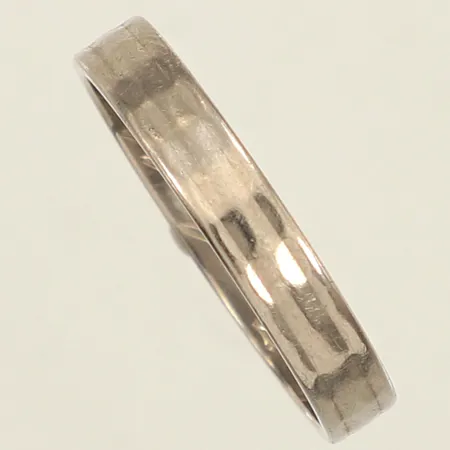 Ring, stl 19, bredd 3,6mm, vitguld, gravyr, 18K  Vikt: 3,6 g