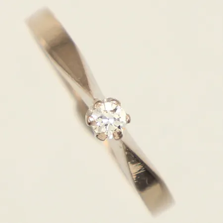 Ring med diamant 0,07ct enligt gravyr, indikerar på syntet, stl 16, bredd 1,7-2,9mm, skadad klo, vitguld, 18K  Vikt: 1,9 g