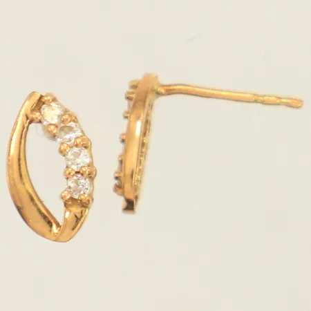 Ett par örhängen, vita stenar, längd 9,7mm, bredd 5,6mm, saknar snurrebussar, skeva stift, 18K