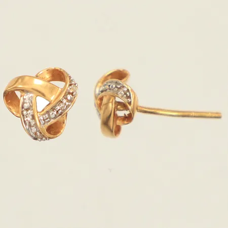 Ett par örhängen, diamanter 8xca0,005ct, längd 8,2mm, bredd 7,3mm, saknar snurrebussar, skevt stift, 18K Vikt: 1,2 g