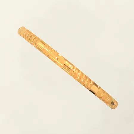 Armring, innermått 20cm, bredd 5,3mm, skev i form, 21K  Vikt: 10 g