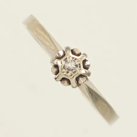Ring med diamant ca 0,02ct, stl 16¼, bredd 1,6-5mm, vitguld, 18K  Vikt: 1,8 g