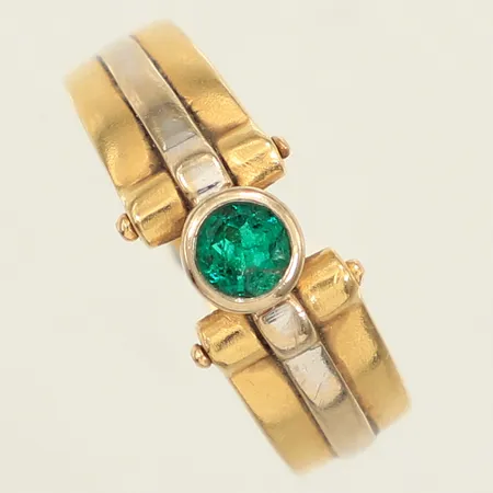 Ring med grön sten, möjligen smaragd, stl 17¾, bredd 4-8mm, skadad sten, tvåfärgad, 18K  Vikt: 4,6 g
