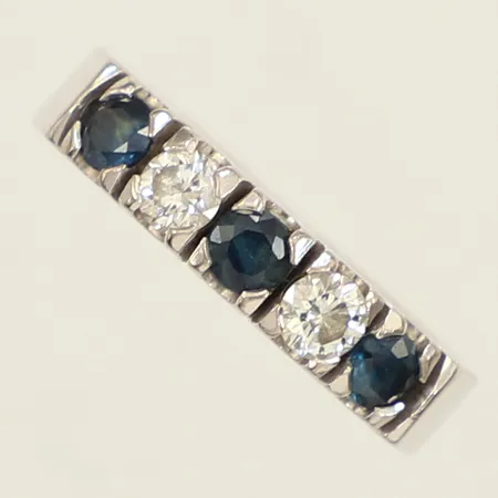 Ring med diamanter 2x ca 0,10ct, totalt 0,20ct enligt gravyr och blå stenar, möjligen safir, stl 16, bredd 3,7mm, Schalin, vitguld, 18K  Vikt: 4,6 g