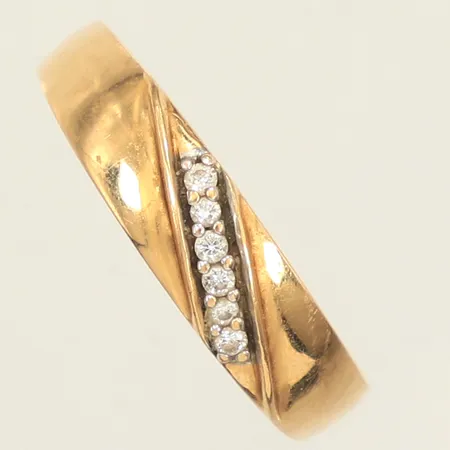 Ring, diamanter 6xca0,01ct, stl 18, bredd 2,4-5,1mm, GHA, 18K  Vikt: 3,1 g