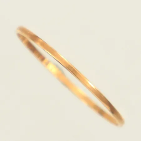 Ring slät, stl 17, bredd 0,9mm, Hedbergs Guld & Silver Ab Dalsjöfors 1988, något skev, 18K  Vikt: 0,3 g