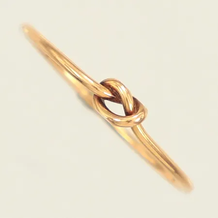 Ring, stl 17, bredd 0,8-2,7mm, Guldfynd, skev, 18K  Vikt: 0,6 g