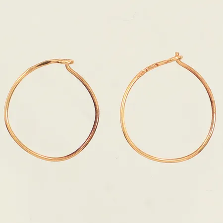 Ett par örhängen, ca Ø14mm, skeva, 18K  Vikt: 0,5 g