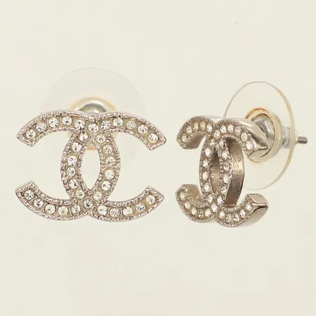Ett par örhängen, Chanel, vit metall, vita stenar, längd 11,5cm, bredd 15,6mm, originalask