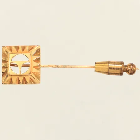 Nål, längd 52mm, bredd 1-14,7mm, stopp i oädel metall, Svenska Emaljarbeten Ab Stockholm 1973, 18K Bruttovikt 4,8g Vikt: 4,8 g