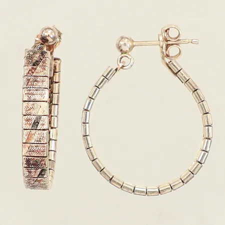 Ett par örhängen, längd 26mm, bredd 4,2mm, 835/1000 silver  Vikt: 5,7 g