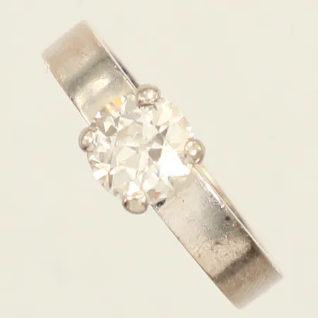 Ring, diamant ca0,80ct, äldre slipning, Cr (J)/P, nagg, stl 15¾, bredd 3,4mm, gravyr, vitguld, 18K Vikt: 5,5 g