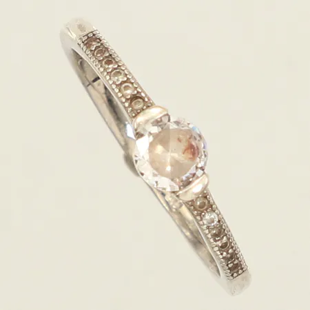 Ring, vita stenar, stl 18¾, bredd 1,4-4,9mm, silver Vikt: 2 g
