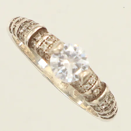 Ring, vita stenar, en sten sitter löst, stl 19, bredd 2,6-3,9mm, silver 925/1000 Vikt: 3,9 g
