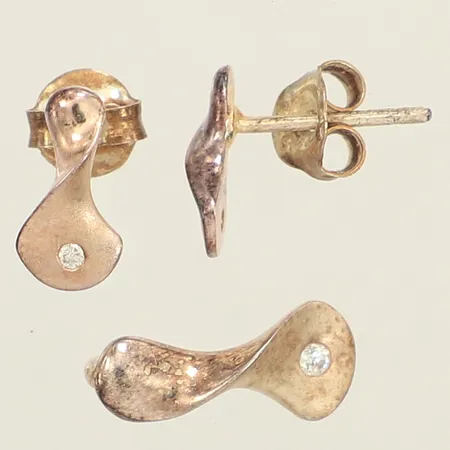 Ett par örhängen, vita stenar, längd 11mm, bredd 5,6mm, hänge, vit sten, längd 15,2mm, bredd 6,8mm, silver Vikt: 2 g