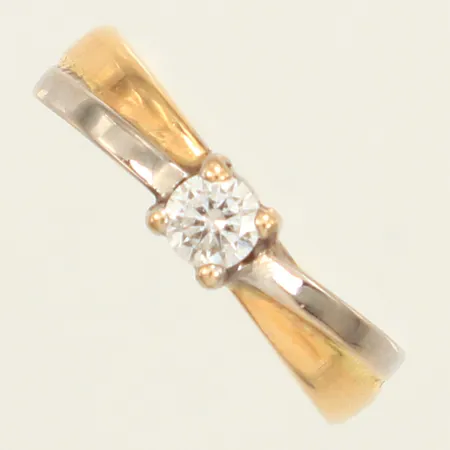 Ring, vit sten, stl 17¾, bredd 2,9-4,7mm, tvåfärgad, GHA, 18K  Vikt: 1,2 g