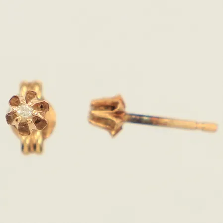 Ett par örhängen, vita stenar, Ø3,7mm, en snurrebuss saknas, 18K Vikt: 0,5 g