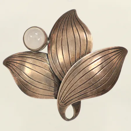 Brosch, organisk dekor, sten, längd 39mm, bredd 44,7mm, Ericsson Stilsmycken Per, år 1955, silver  Vikt: 8,8 g