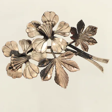 Brosch, organisk dekor, längd 47mm, bredd 63mm, silver Vikt: 11,3 g